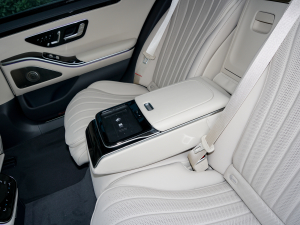 2022款改款 S 450 L 4MATIC 后排中央扶手