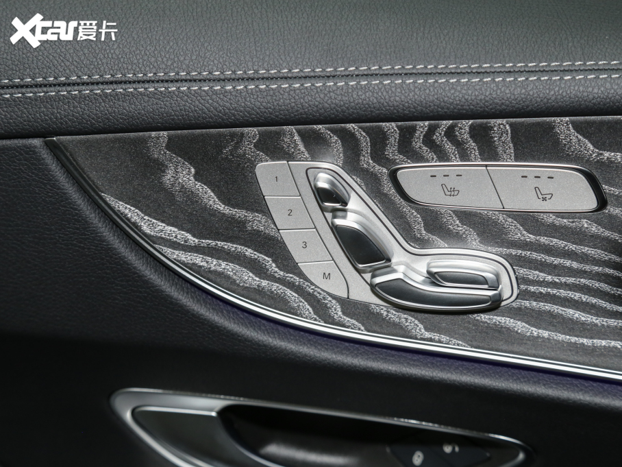 2023��YE���p�T E 300 �I��܇