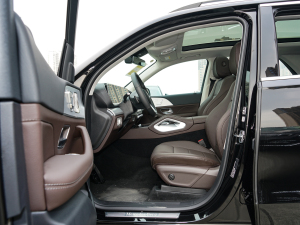 2022款GLE 450 4MATIC 动感型 前排空间