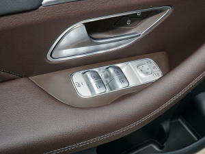 2022款GLE 450 4MATIC 动感型 主驾车窗控制区	