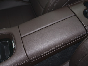 2022款GLE 350 4MATIC 动感型 中央扶手箱