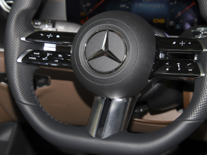 2022E 300 A\Ӱ п؅^