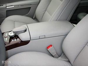 2010款S 300L 豪华版 中央扶手箱