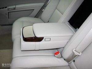 2010款S 300L 豪华版 后排中央扶手