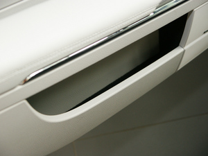2010款S 300L 尊贵版 前门储物空间
