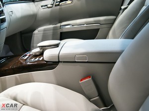 2010款S 300L 商务版 中央扶手箱