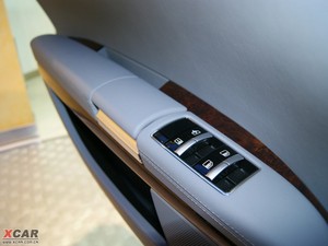 2010款S 600L  主驾车窗控制区	