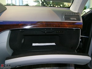 2010款S 600L  手套箱