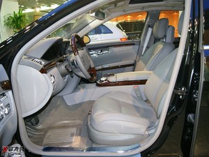 2010款S 600L  前排空间
