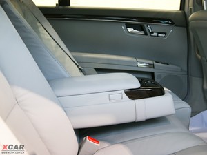 2010款S 300L 商务版 后排中央扶手
