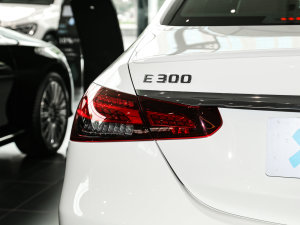 2023E 300 r\Ӱ ^