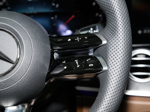 2023E 300 r\Ӱ п؅^(q)