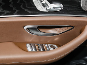 2023E 300 r\Ӱ п؅^(q)