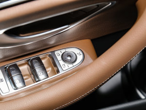 2023E 300 r\Ӱ п؅^(q)