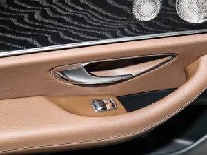 2023E 300 r\Ӱ п؅^(q)