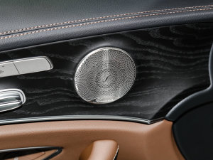 2023E 300 r\Ӱ п؅^(q)