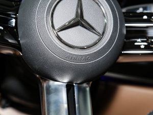 2023E 300 r\Ӱ п؅^(q)