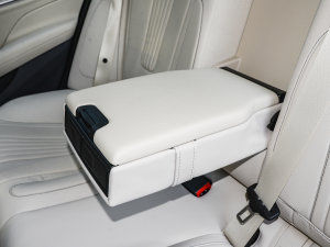 2023款CLS 300 豪华型 后排中央扶手