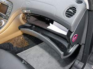 2009款AMG SL 63 手套箱