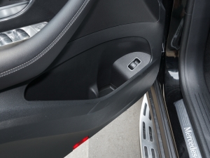 2024款GLE 450 4MATIC 豪华型 前门储物空间