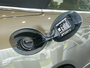 2010款E 350 敞篷轿跑车 油箱盖