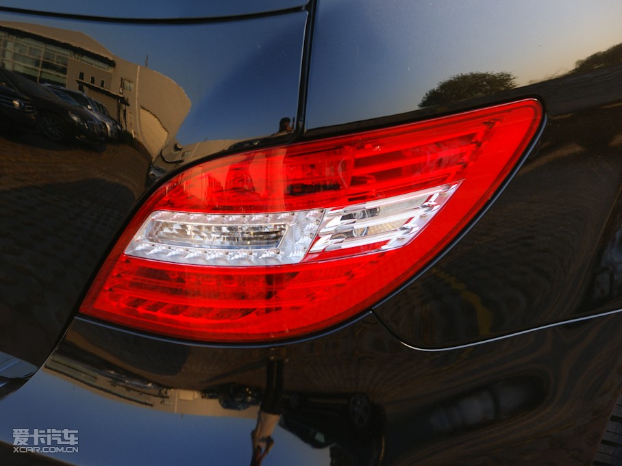 2011YR R 300 ̄(w)