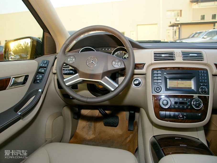 2011YR R 300 ̄(w)