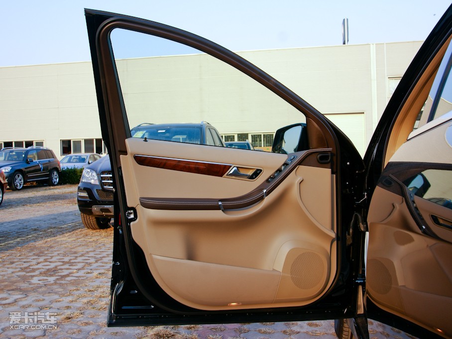 2011YR R 300 ̄(w)