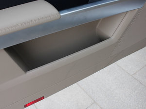 2011款GLK 300 4MATIC 动感版 前门储物空间