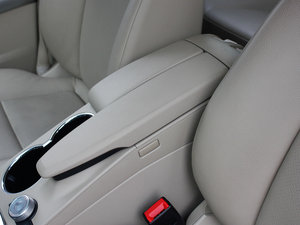 2011款GLK 300 4MATIC 动感版 中央扶手箱