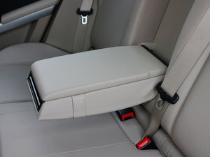 2011款GLK 300 4MATIC 动感版 后排中央扶手