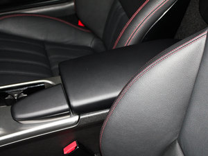 2011款SLK 200 豪华运动型 中央扶手箱