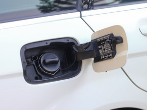 2011款C 200 时尚型 油箱盖