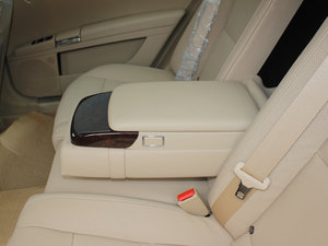 2011款S 350L CGI 后排中央扶手