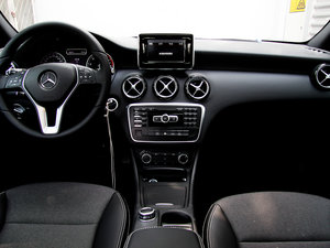 2013款A 180 中控台
