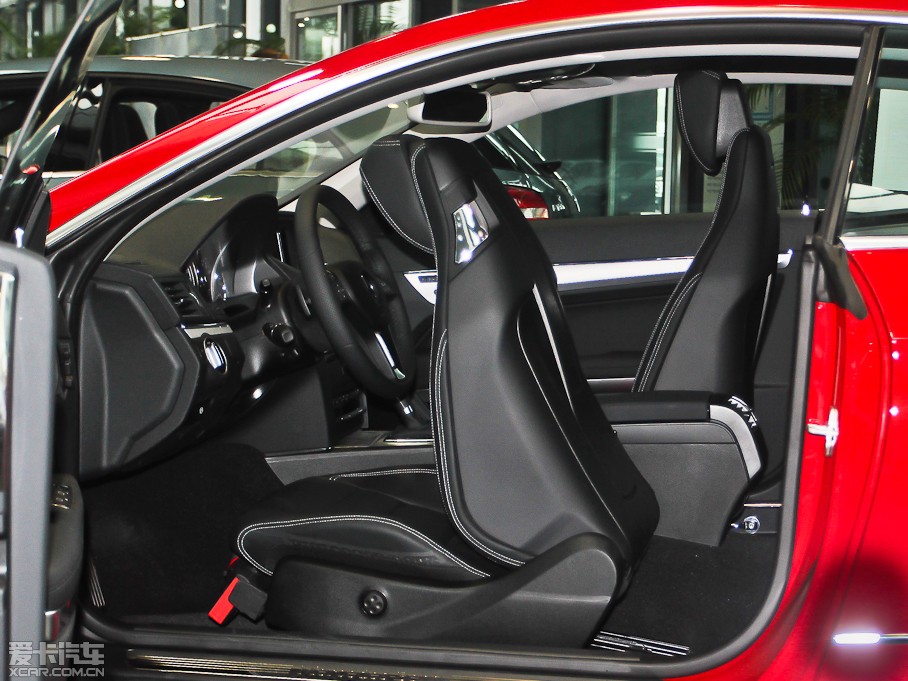 2012��YE���p�T E 200 CGI Coupe