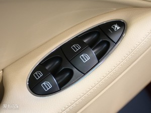 2009款CLS 300 主驾车窗控制区	
