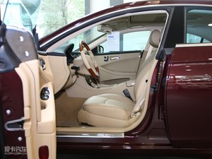 2009款CLS 300 前排空间