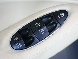 2009款CLS 350 主驾车窗控制区	