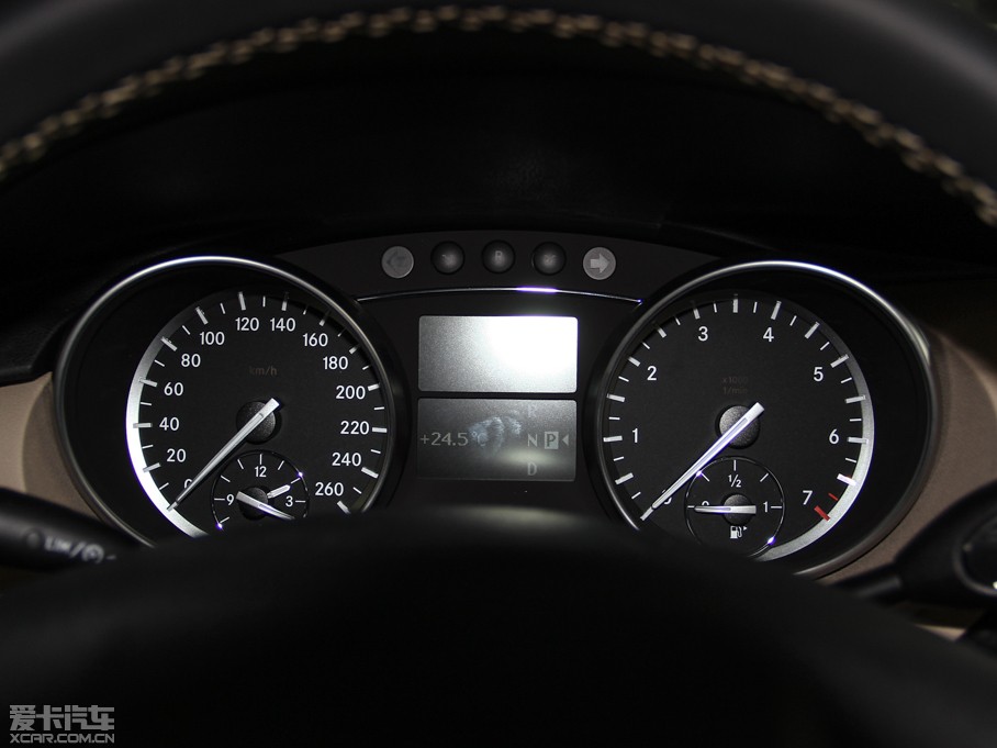 2014��YR�� R 320 4MATIC���A��