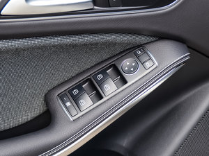 2015款A 180 标准型 主驾车窗控制区	