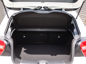 2015款A 180 标准型 行李厢空间
