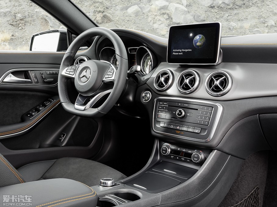 2015��YCLA�C��܇ CLA 250 AMG Line