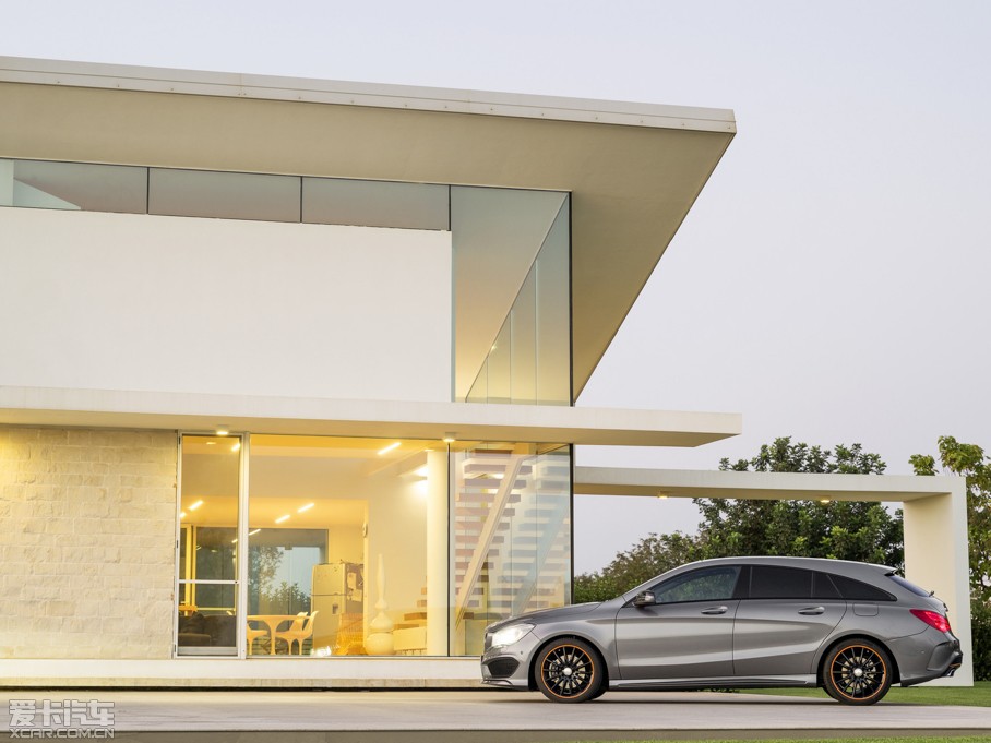 2015��YCLA�C��܇ CLA 250 AMG Line