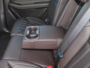 2016款GLE 320 4MATIC 动感型 后排中央扶手