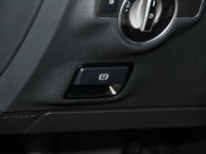 2016款CLA 260 4MATIC 驻车制动器