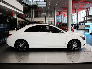 2017款CLA 220 4MATIC 整体外观