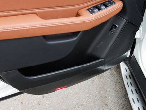 2017款GLE 450 AMG 4MATIC 前门储物空间