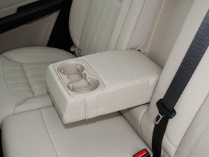 2017款GLE 320 4MATIC 豪华型 后排中央扶手