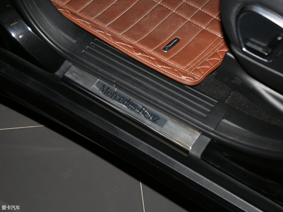 2017��YR�� R 320 4MATIC ���A����ذ�